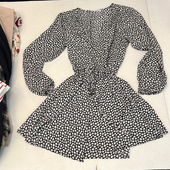 REFORMATION BLACK & WHITE FLORAL WRAP DRESS MEDIUM - Picture 5 of 12
